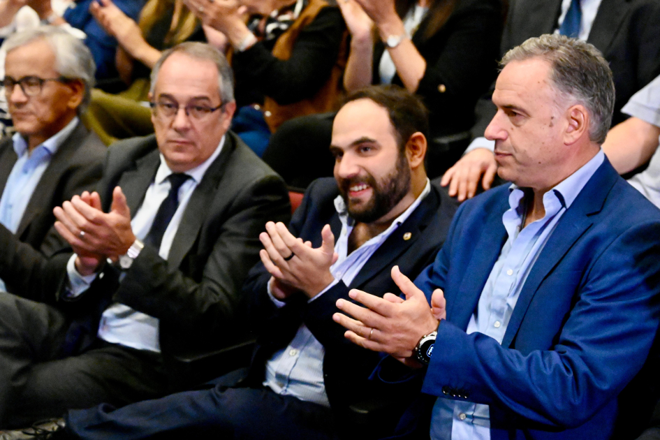 Ministro junto a autoridades aplaudiendo 