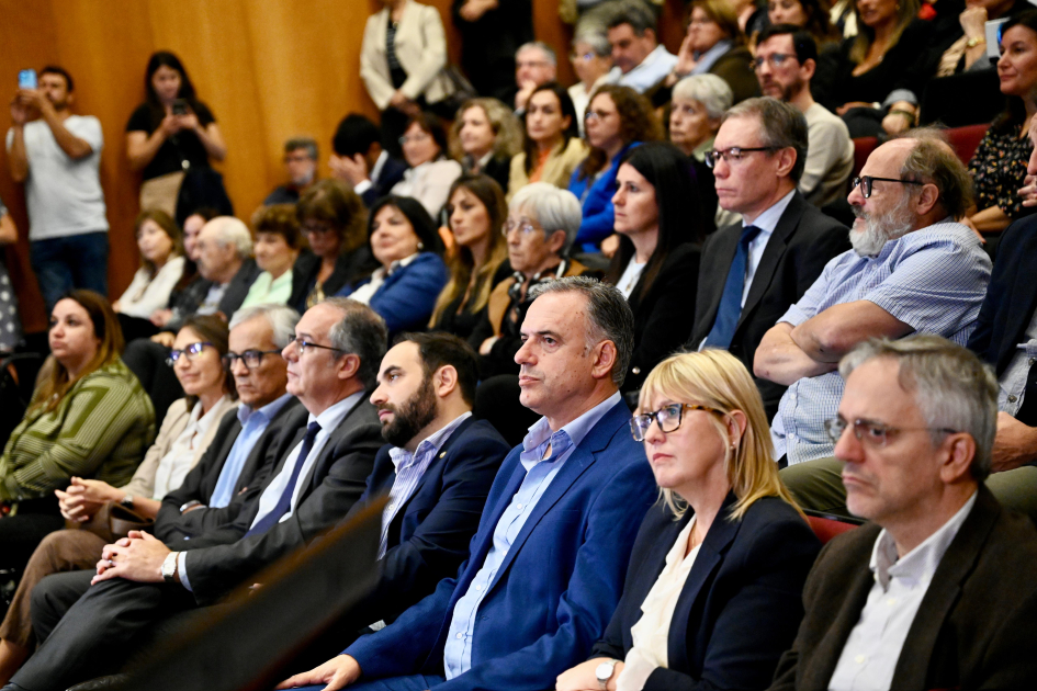 Ministro junto a autoridades sentado en la sala