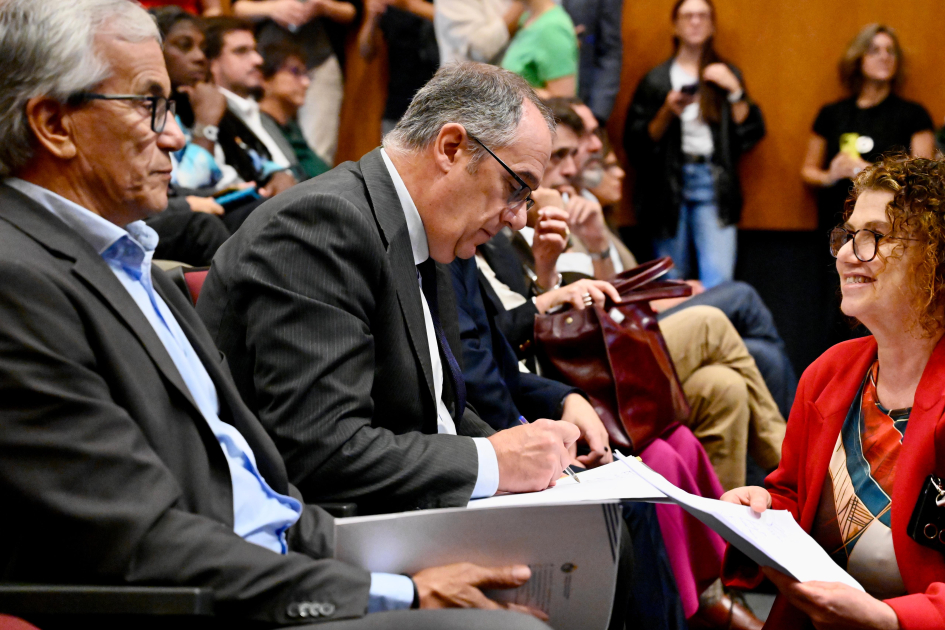 Ministro Mahía firmando un documento