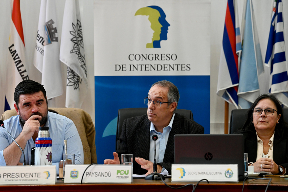 Primer plano de autoridades del MEC y del presidente del Congreso de Intendentes