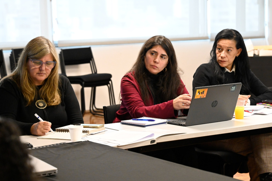 Personas reunidas en mesa