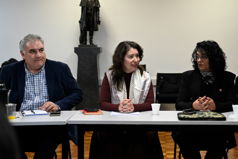 Personas reunidas en mesa