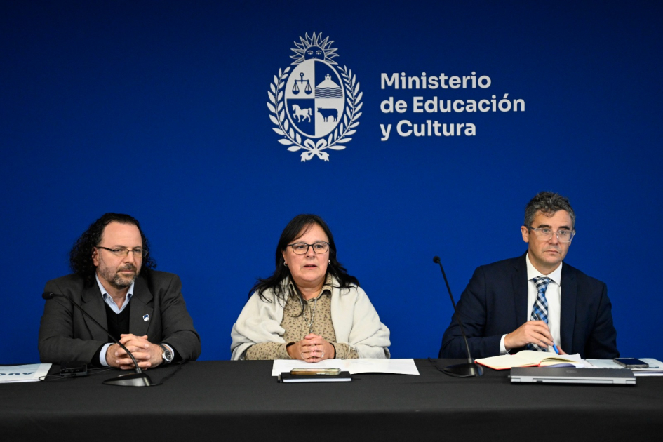 Autoridades en mesa