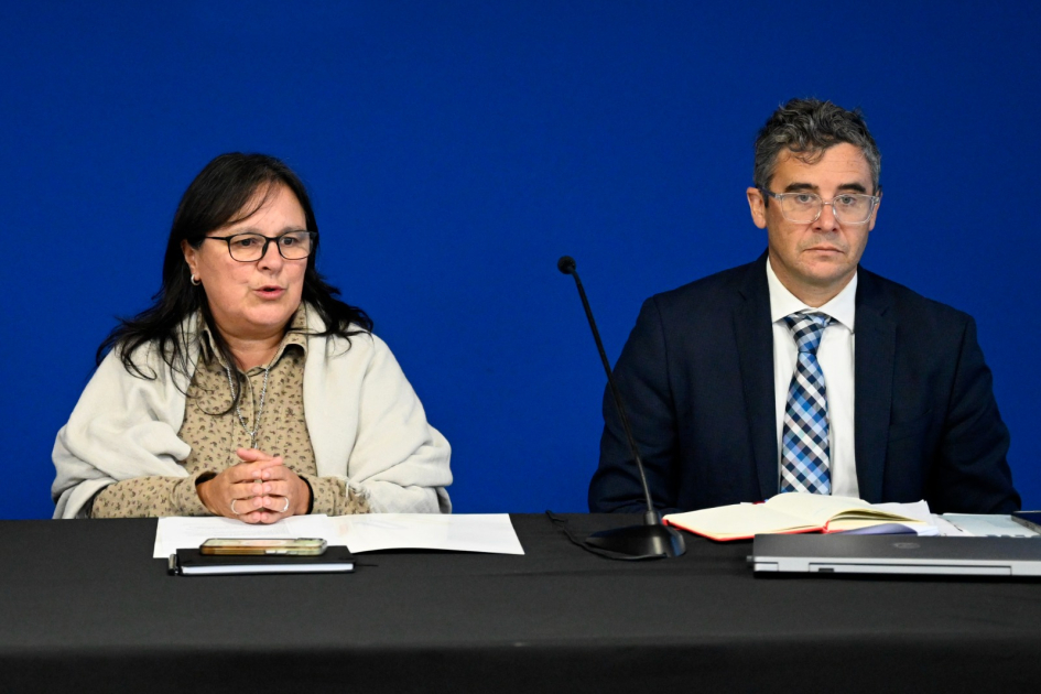 Autoridades en mesa