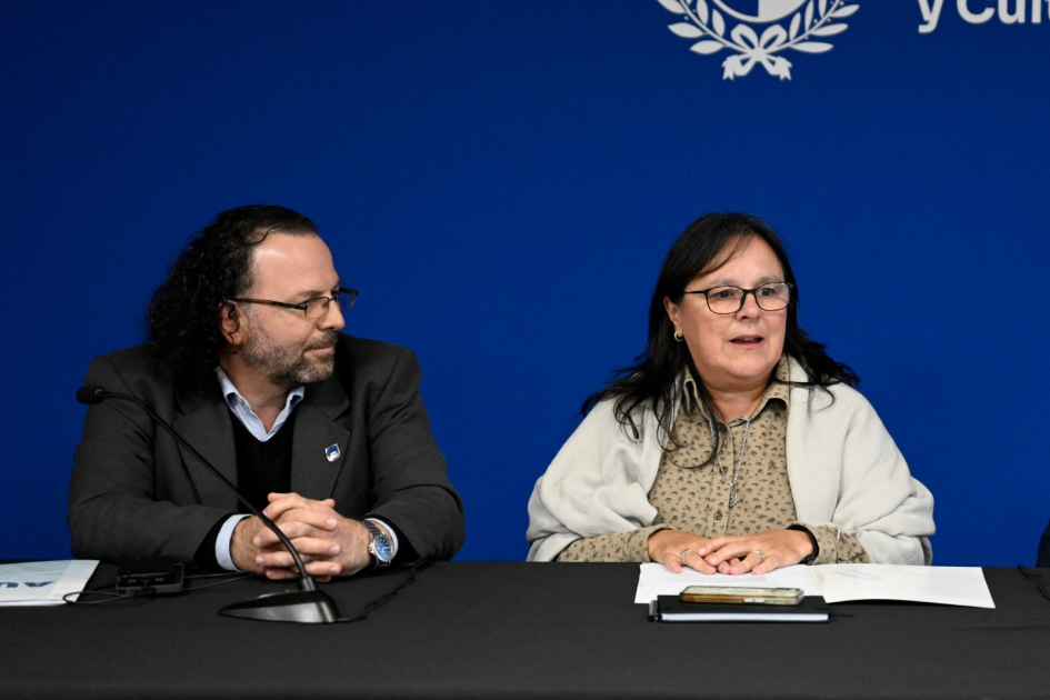 Autoridades en mesa