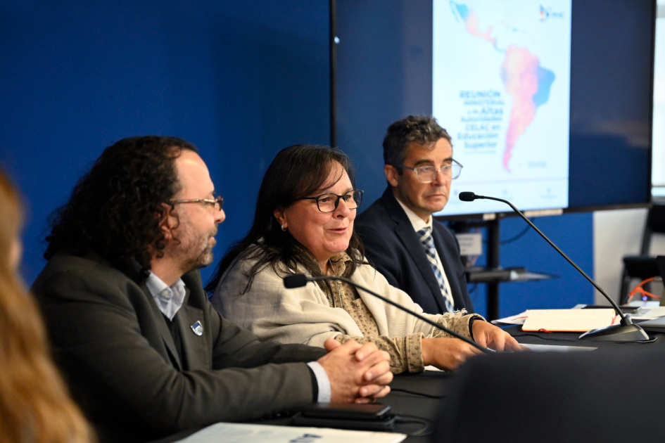 Autoridades en mesa