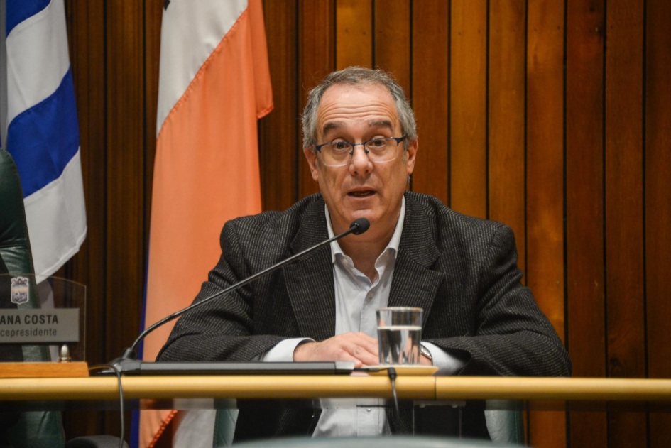 Ministro Mahía durante su ponencia