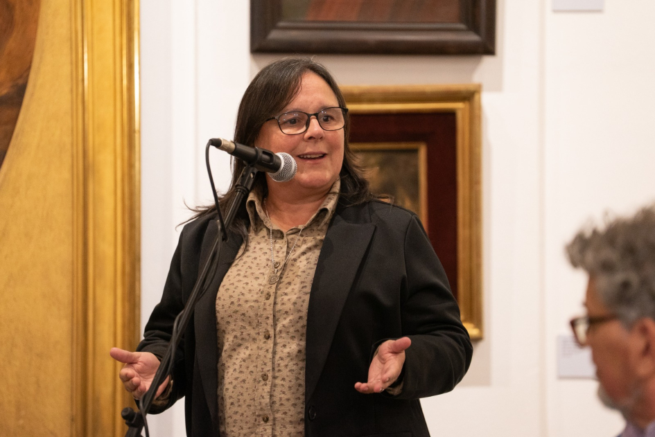 Gabriela Verde durante el coloquio. Fuente: Presidencia.