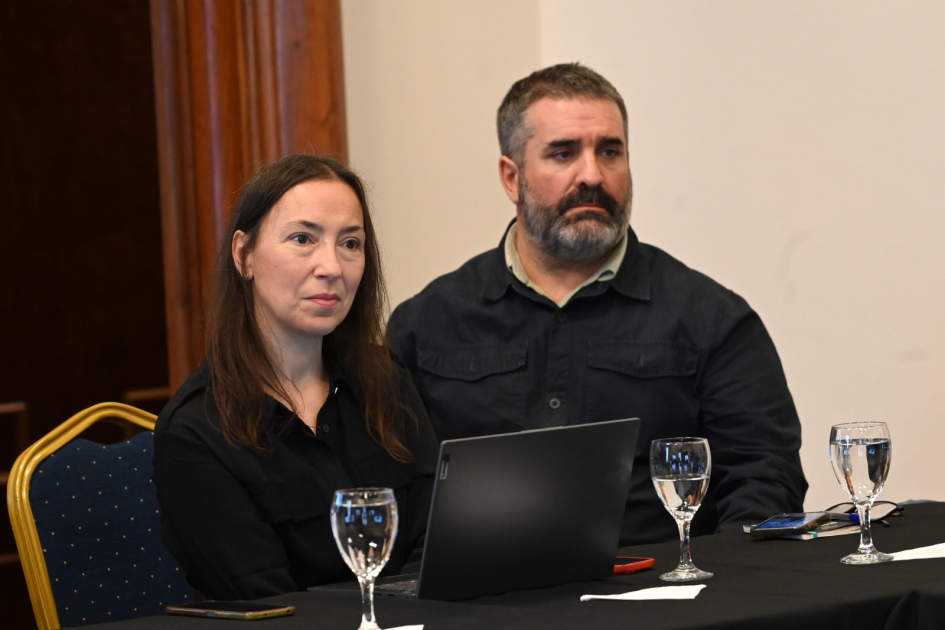 Personas participando de la reunión