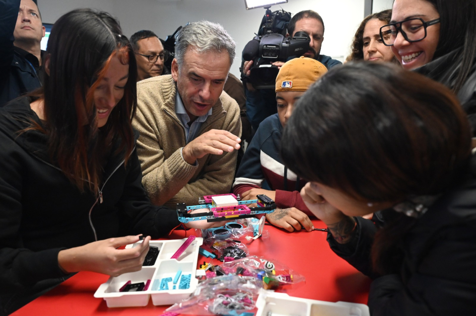 Presidente Yamandú Orsi con estudiantes