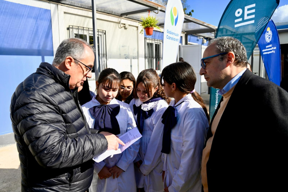 Ministro y Director General conversando con escolares