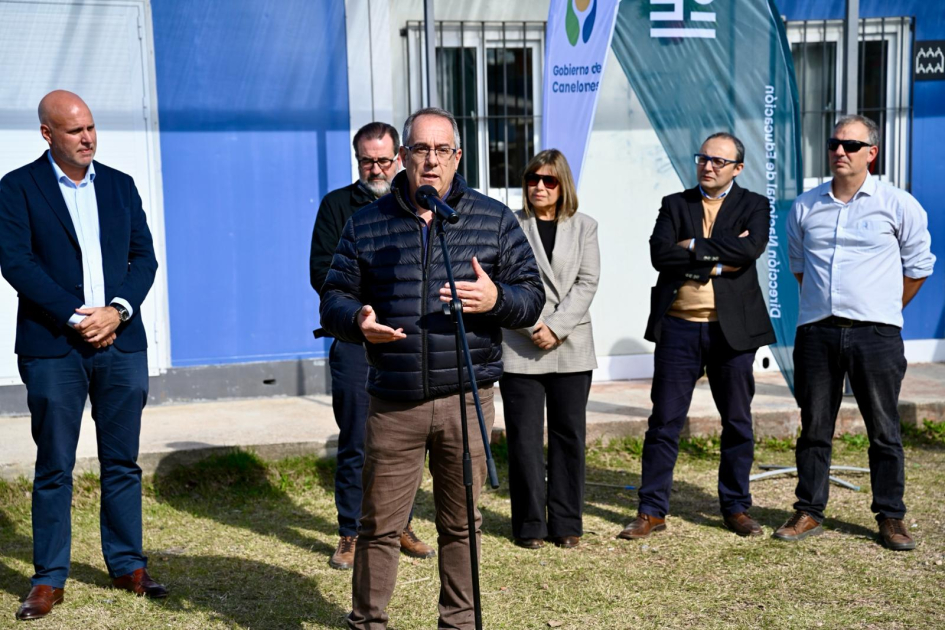 Ministro hablando al público