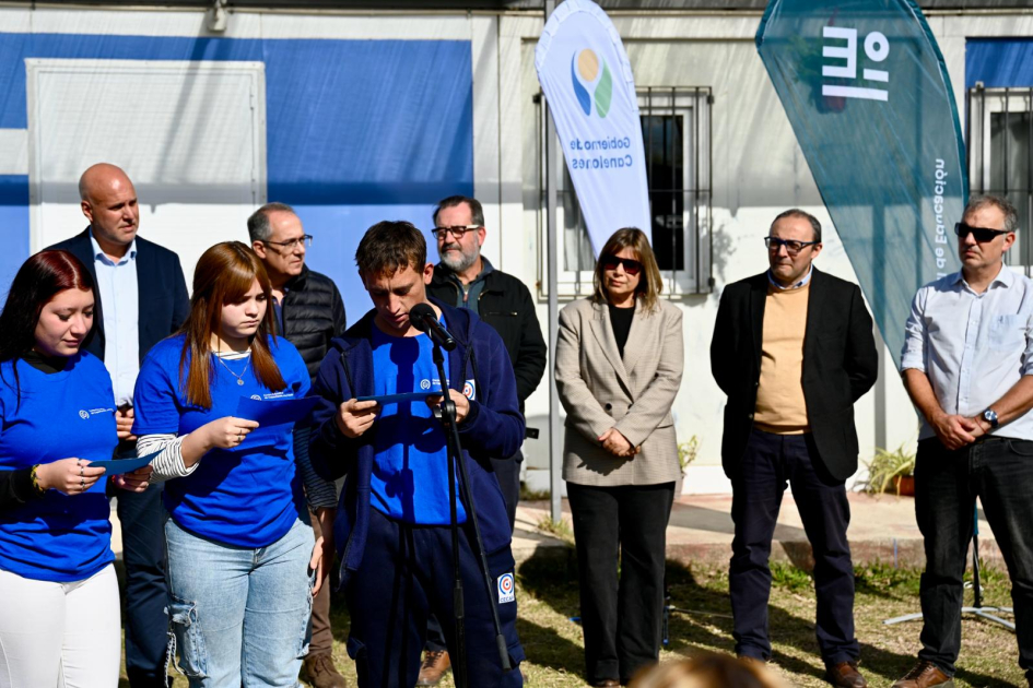 Jóvenes leyendo texto en inauguración