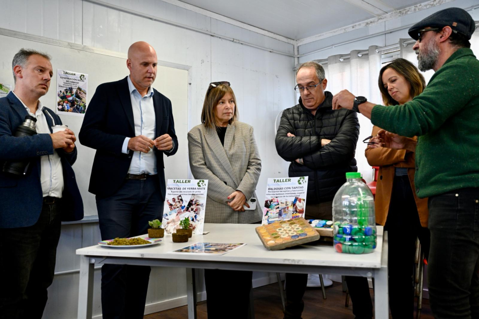 Autoridades en un taller de Cecap