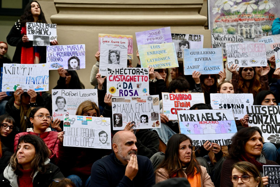 Alumnos levantando carteles con los nombres de estudiantes desaparecidos
