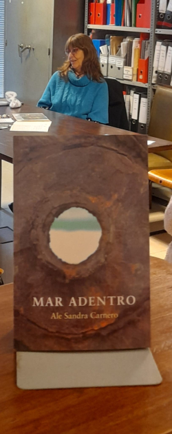 Momentos de la actividad Libro expuesto junto con la autora al fondo exponiendo