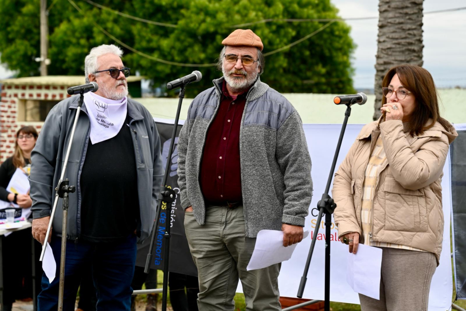 Integrantes de la Comisión Sitios de Memoria de Lavalleja. Integrantes de la Comisión Sitios de Memoria de Lavalleja, en un escenario dando un discurso