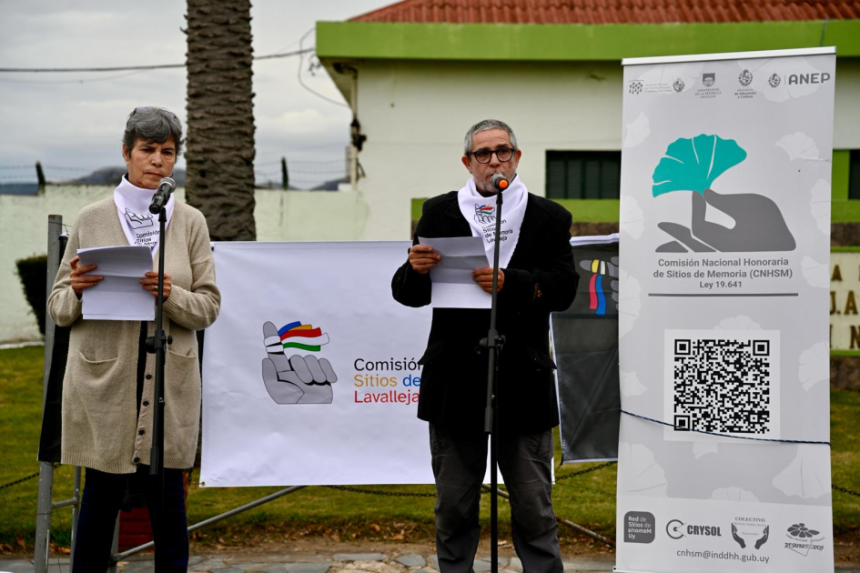 Integrantes de la Comisión Sitios de Memoria de Lavalleja. Integrantes de la Comisión Sitios de Memoria de Lavalleja, en un escenario dando un discurso
