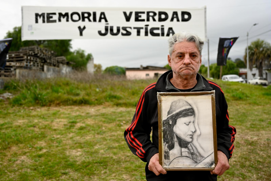 Integrante de la Comisión Sitios de Memoria de Lavalleja. Integrante de la Comisión Sitios de Memoria de Lavalleja, sosteniendo un retrato de desaparecida.