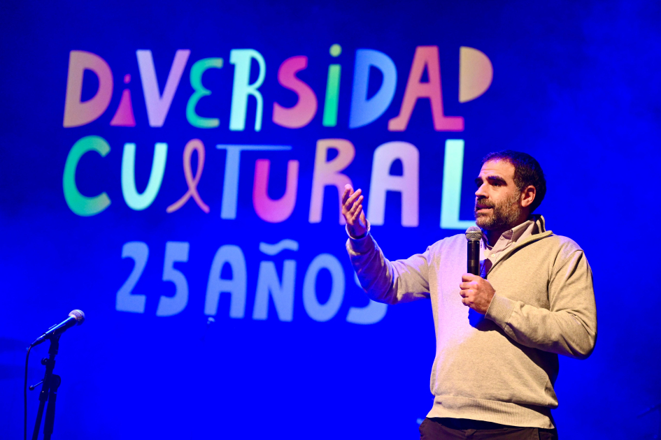 Hernán Cabrera, coordinador del Área Derechos Culturales y Territorio dio la bienvenida al público Persona hablando al público.