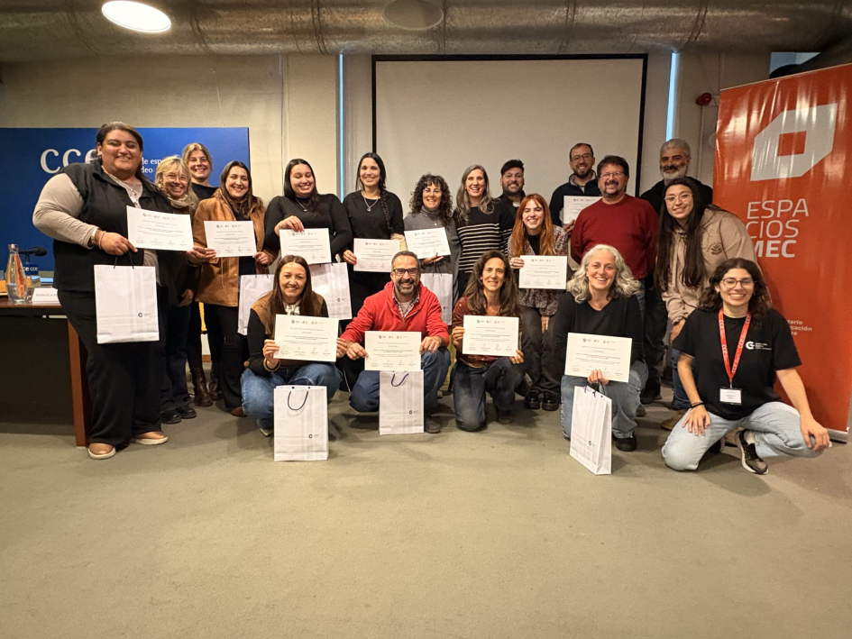 Personas posan para foto mostrando certificados