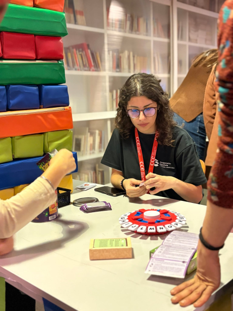Personas alrededor de una mesa con juegos