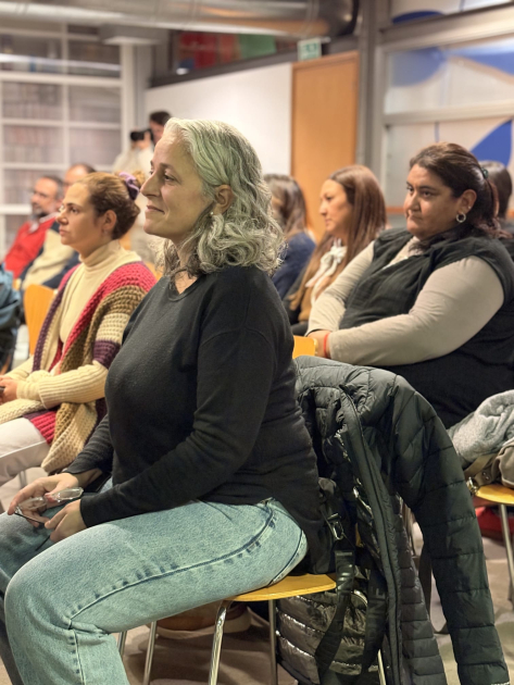 Personas sentadas escuchando una charla