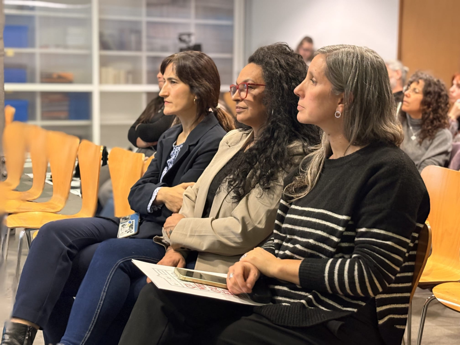 Personas sentadas escuchando una charla