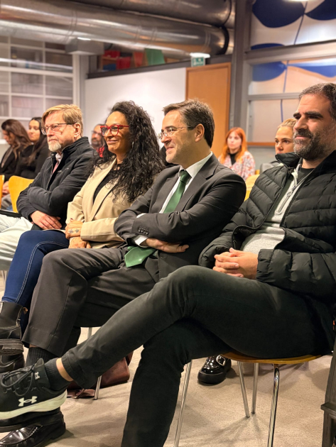 Personas sentadas escuchando una charla