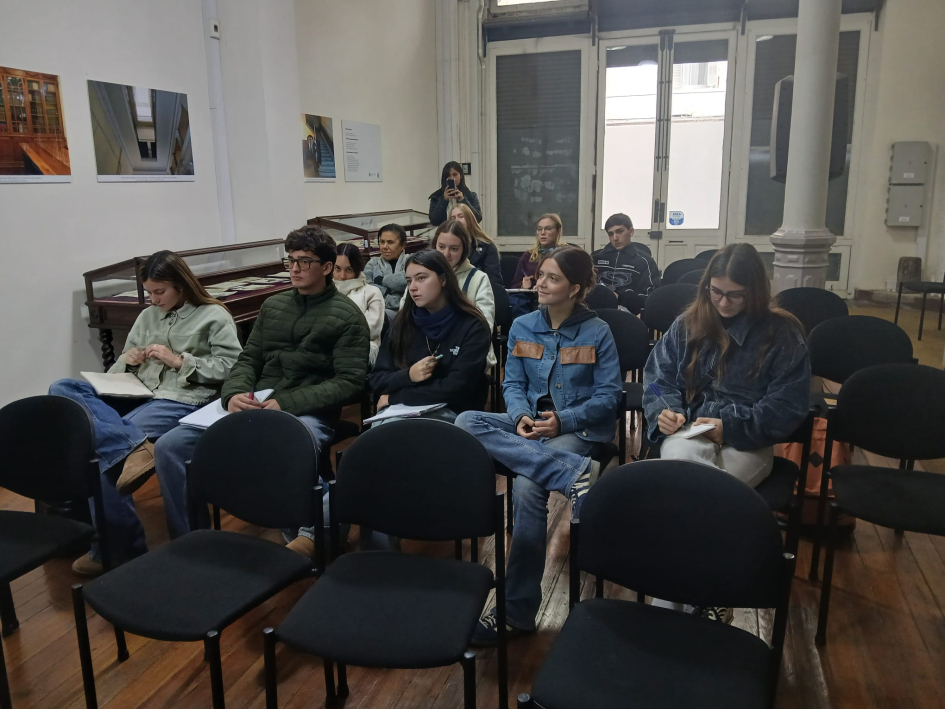 Estudiantes del St. Patrick's. Estudiantes en el salón de actos del Archivo