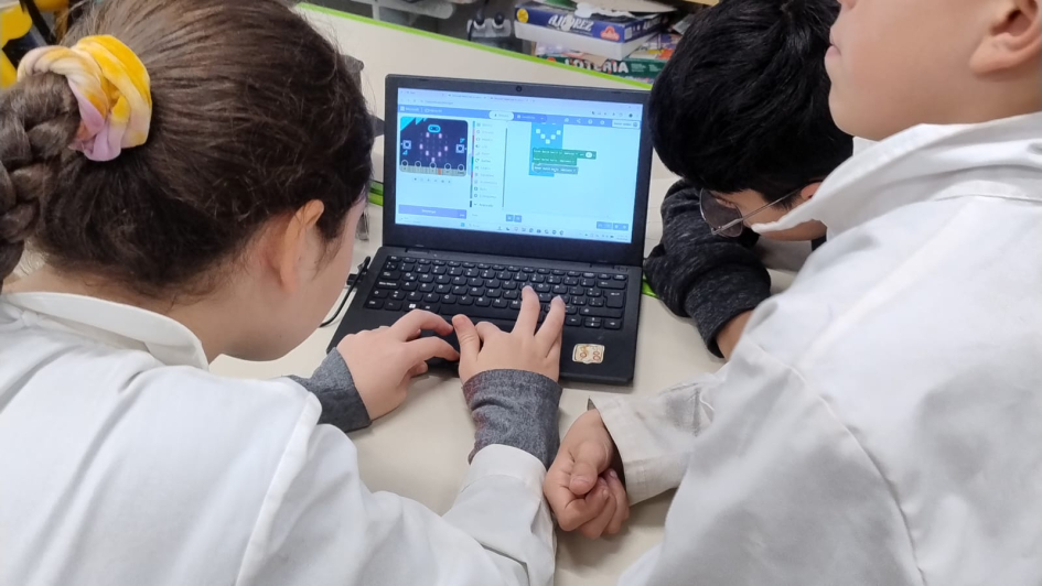 Robótica Educativa Escolares en un taller de robótica