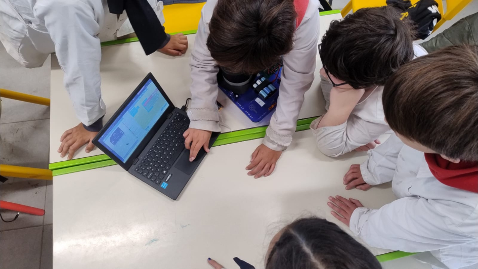 Robótica Educativa Escolares en un taller de robótica