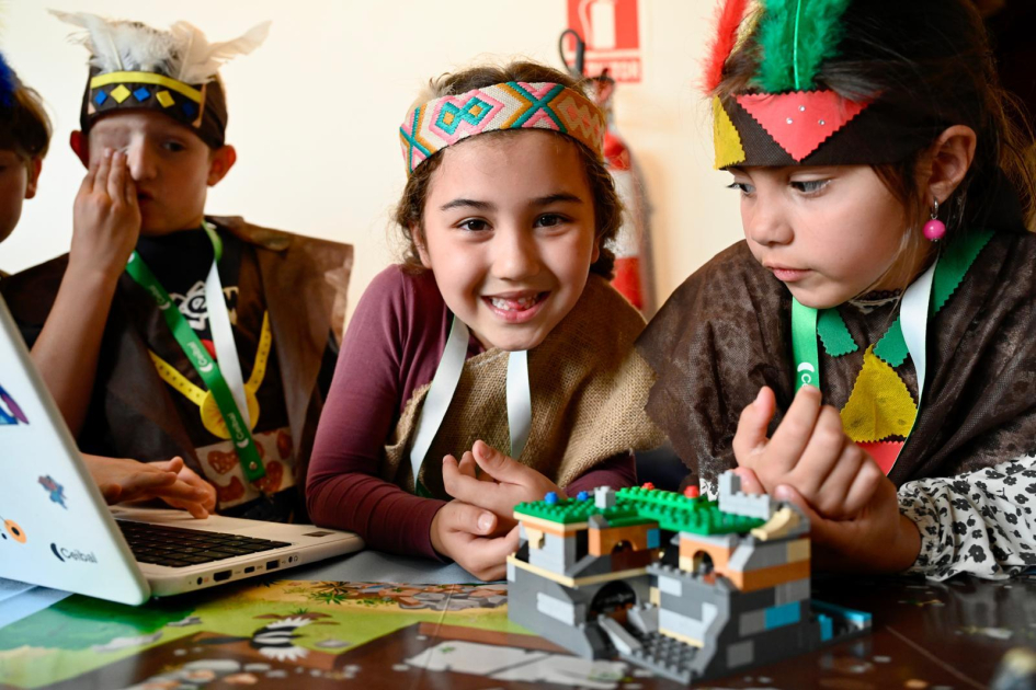 Niños en las diferentes actividades de robótica