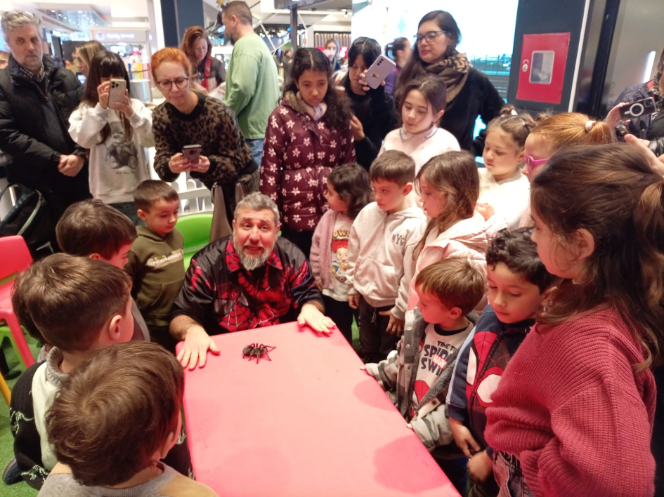 David le muestra una tarántula a las niñas y niños David le muestra una tarántula a las niñas y niños