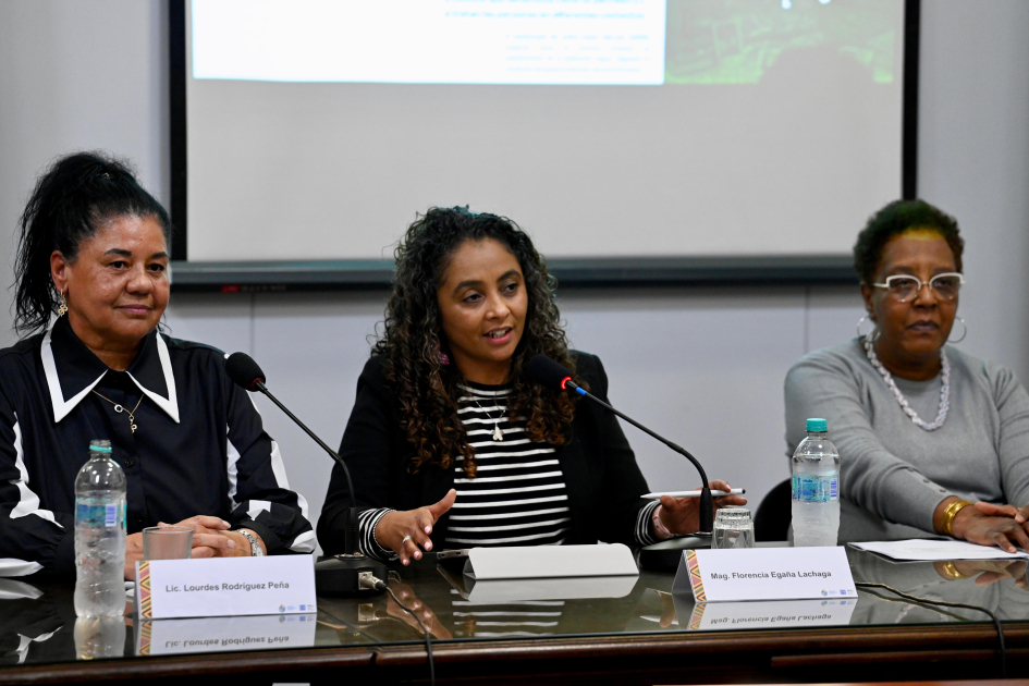 Expositoras presentes en la mesa académica
