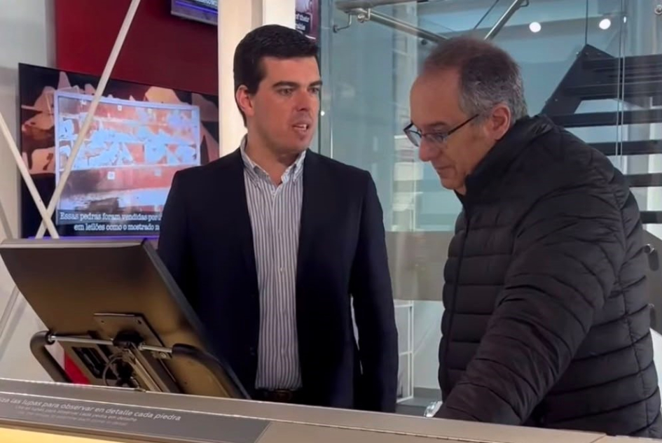 Ministro Mahía realizó en Artigas la presentación del proyecto de Universidad de la Educación Ministro mirando un monitor