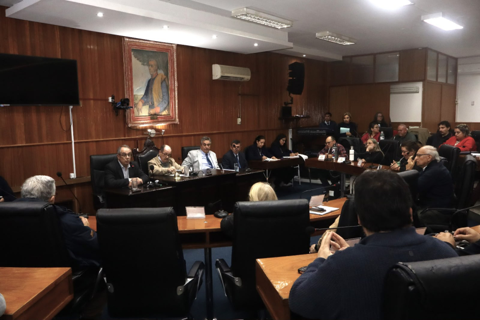Ministro Mahía realizó en Artigas la presentación del proyecto de Universidad de la Educación Plano general de la sala