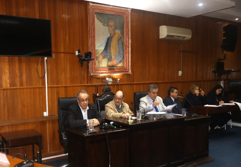 Ministro Mahía realizó en Artigas la presentación del proyecto de Universidad de la Educación Autoridades en mesa