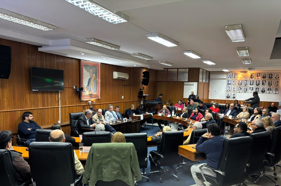 Ministro Mahía realizó en Artigas la presentación del proyecto de Universidad de la Educación Plano general de la sala