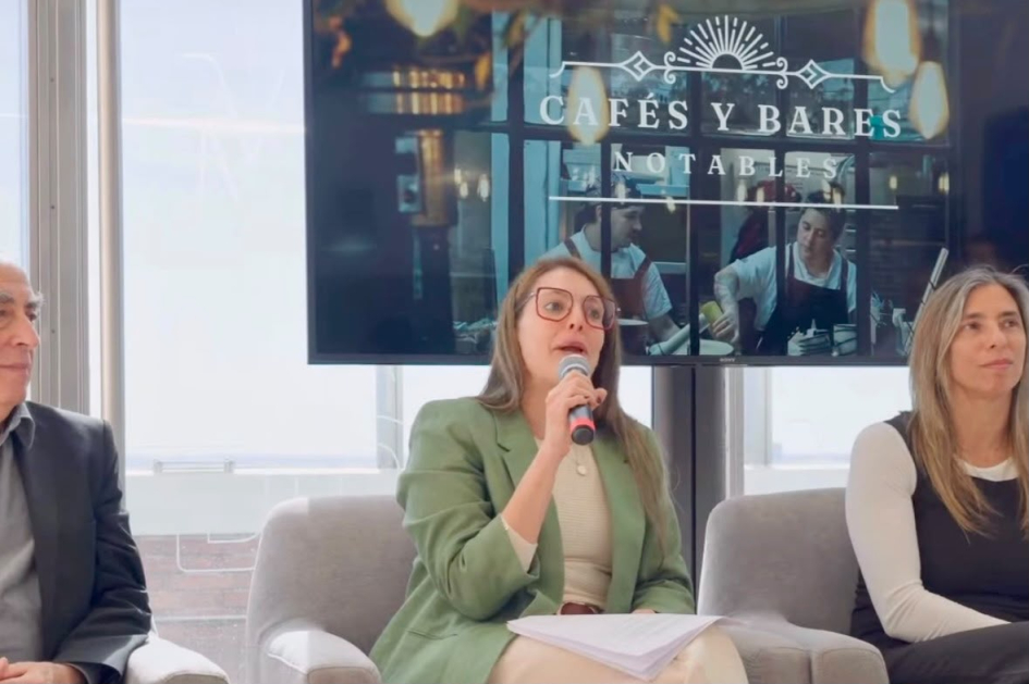 Alcaldesa del municipio B, Patricia Soria. Alcaldesa, Mujer con micrófono participa en panel, acompañada por otras personas