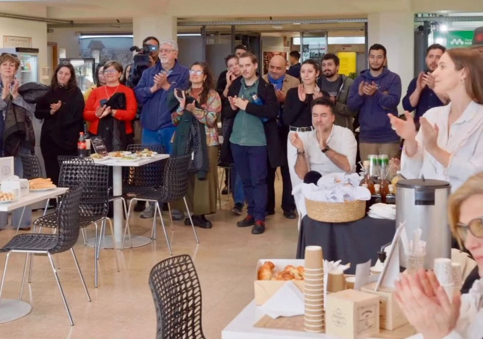 Lanzamiento de «La Noche de los Cafés y Bares Notables del Municipio B» Grupo de personas aplaude en un evento en interior