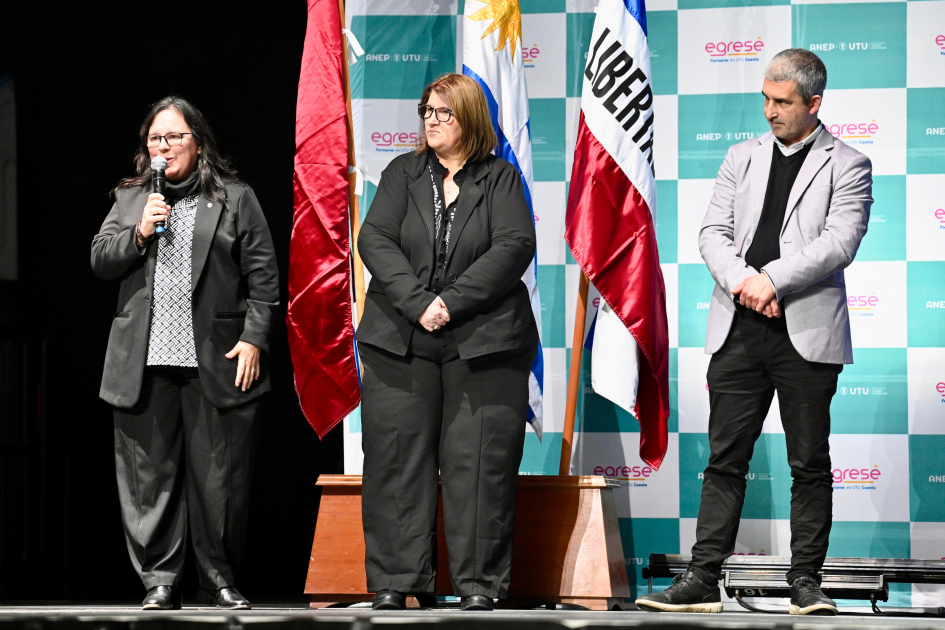 Subsecretaria del Ministerio de Educación y Cultura, Gabriela Verde, siendo parte de la oratoria Subsecretaria del MEC, brindando una oratoria acompañada de autoridades de ANEP y UTU