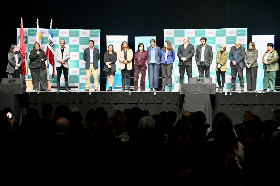 En Montevideo 2500 estudiantes de UTU recibieron sus títulos de egreso Estudiantes recibieron su titulo en el escenario del Antel Arena