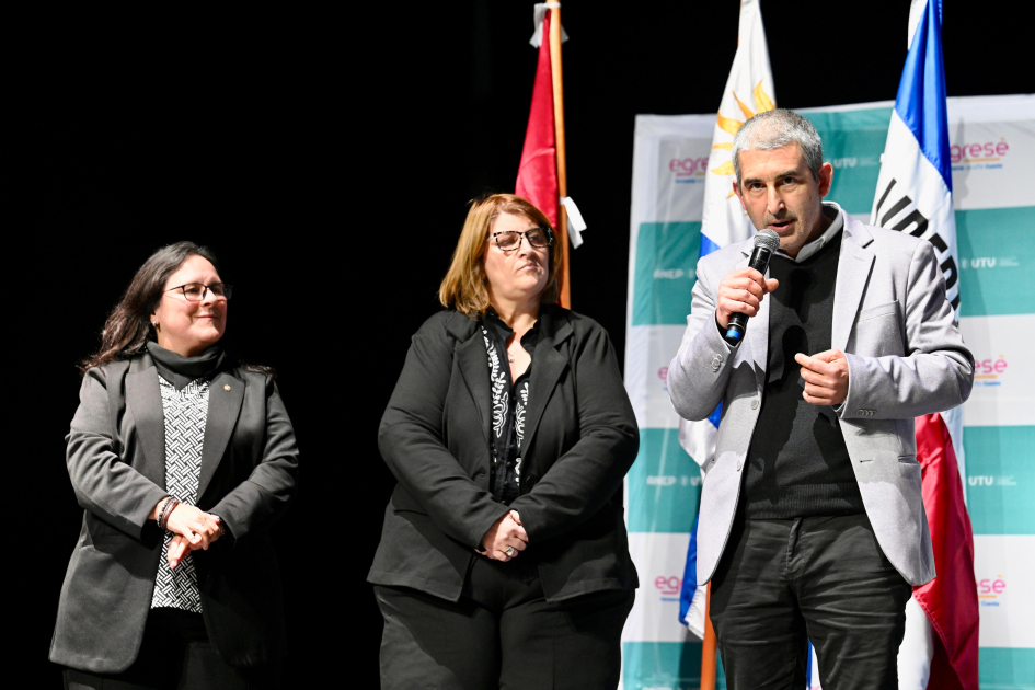 Presidente de ANEP, Pablo Caggiani, en la ceremonia ceremonias «Egresé: formarse en UTU cuenta» Presidente de ANEP; acompañado de autoridades del MEC y UTU en el escenario del Antel Arena
