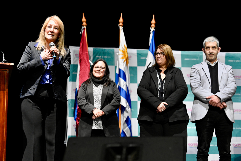 Vicepresidenta de la República, Carolina Cosse, presente en la ceremonia de egresados de UTU Vicepresidenta de la República, Carolina Cosse, dando unas palabras a todo el público