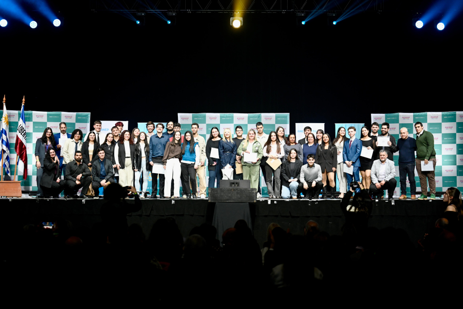 En Montevideo 2500 estudiantes de UTU recibieron sus títulos de egreso Estudiantes recibieron su titulo en el escenario del Antel Arena