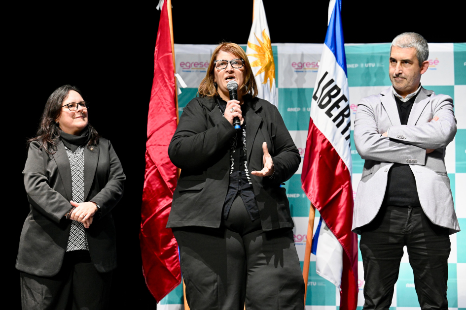 Directora general de Educación Técnico Profesional, Virginia Verderese. Directora general de la UTU, acompañado de autoridades del MEC y ANEP en el escenario