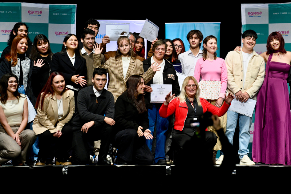 En Montevideo 2500 estudiantes de UTU recibieron sus títulos de egreso Estudiantes recibieron su titulo en el escenario del Antel Arena