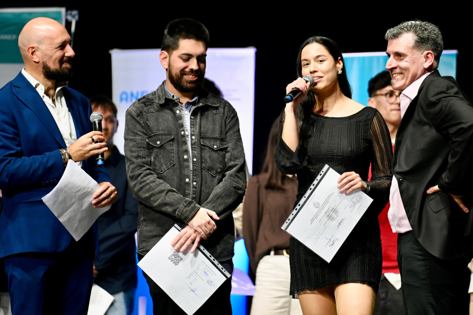 En Montevideo 2500 estudiantes de UTU recibieron sus títulos de egreso Estudiantes recibiendo sus titulo y brindando discurso