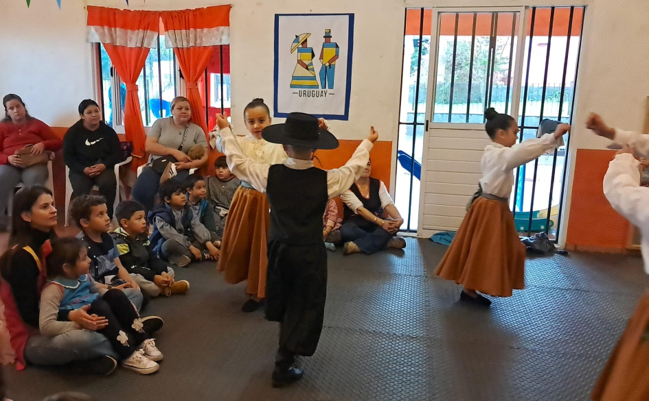 Experiencias Artísticas y Culturales para la Primera Infancia Espectáculo de baile en un salón